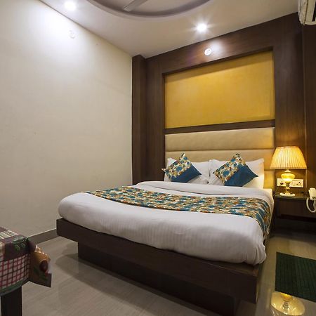 Optimum Oxford International Hotel New Delhi Exterior photo