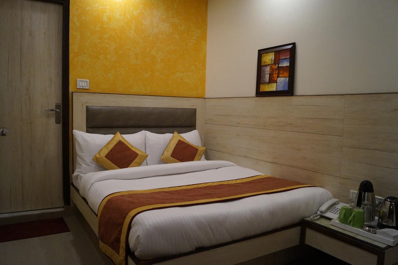 Optimum Oxford International Hotel New Delhi Exterior photo