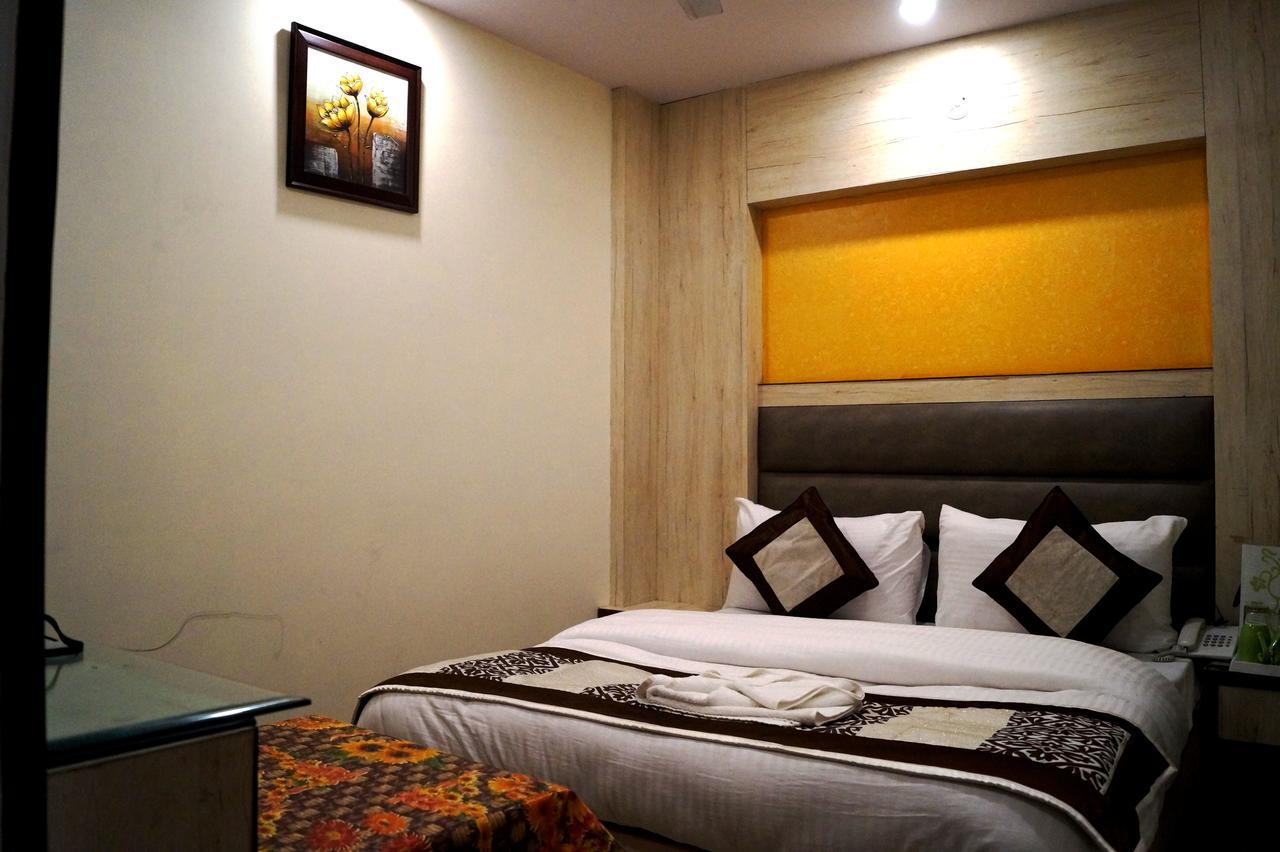 Optimum Oxford International Hotel New Delhi Exterior photo