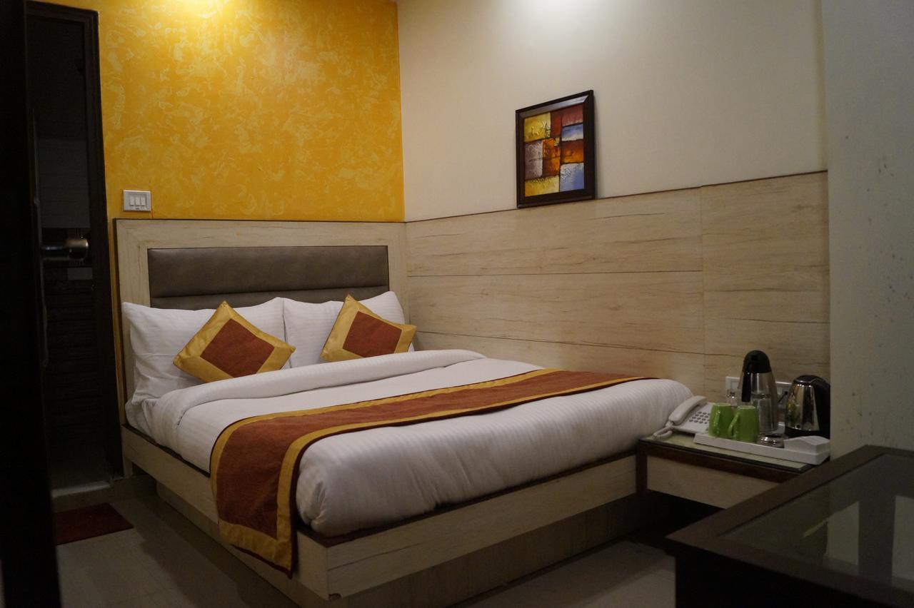 Optimum Oxford International Hotel New Delhi Exterior photo