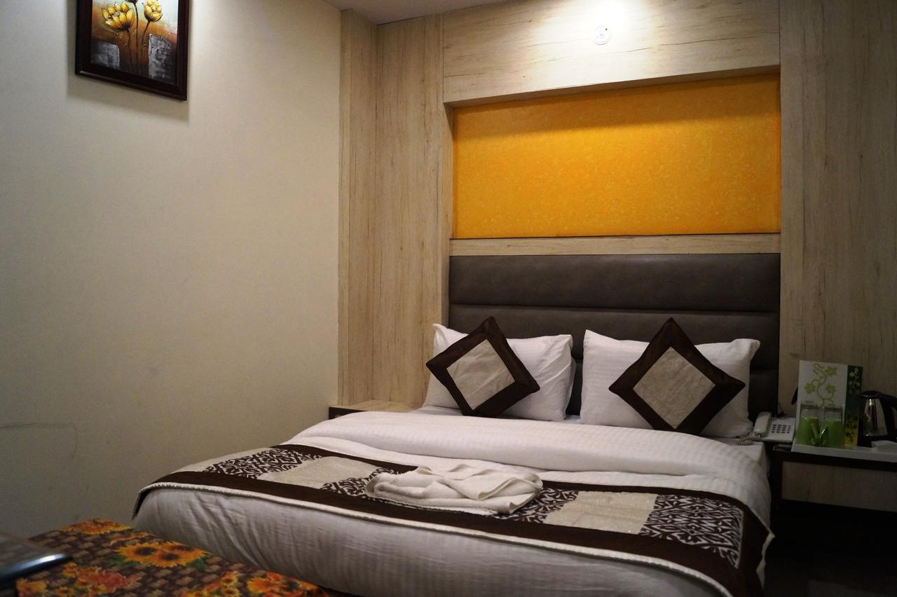 Optimum Oxford International Hotel New Delhi Exterior photo